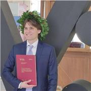 Docente di storia impartisce lezioni a distanza per ragazzi delle scuole secondarie di I e II grado